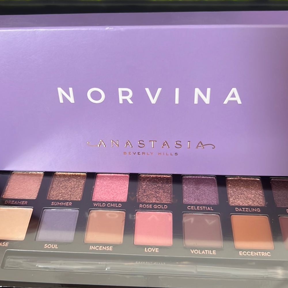 Brand new in box ABH Norvina palette